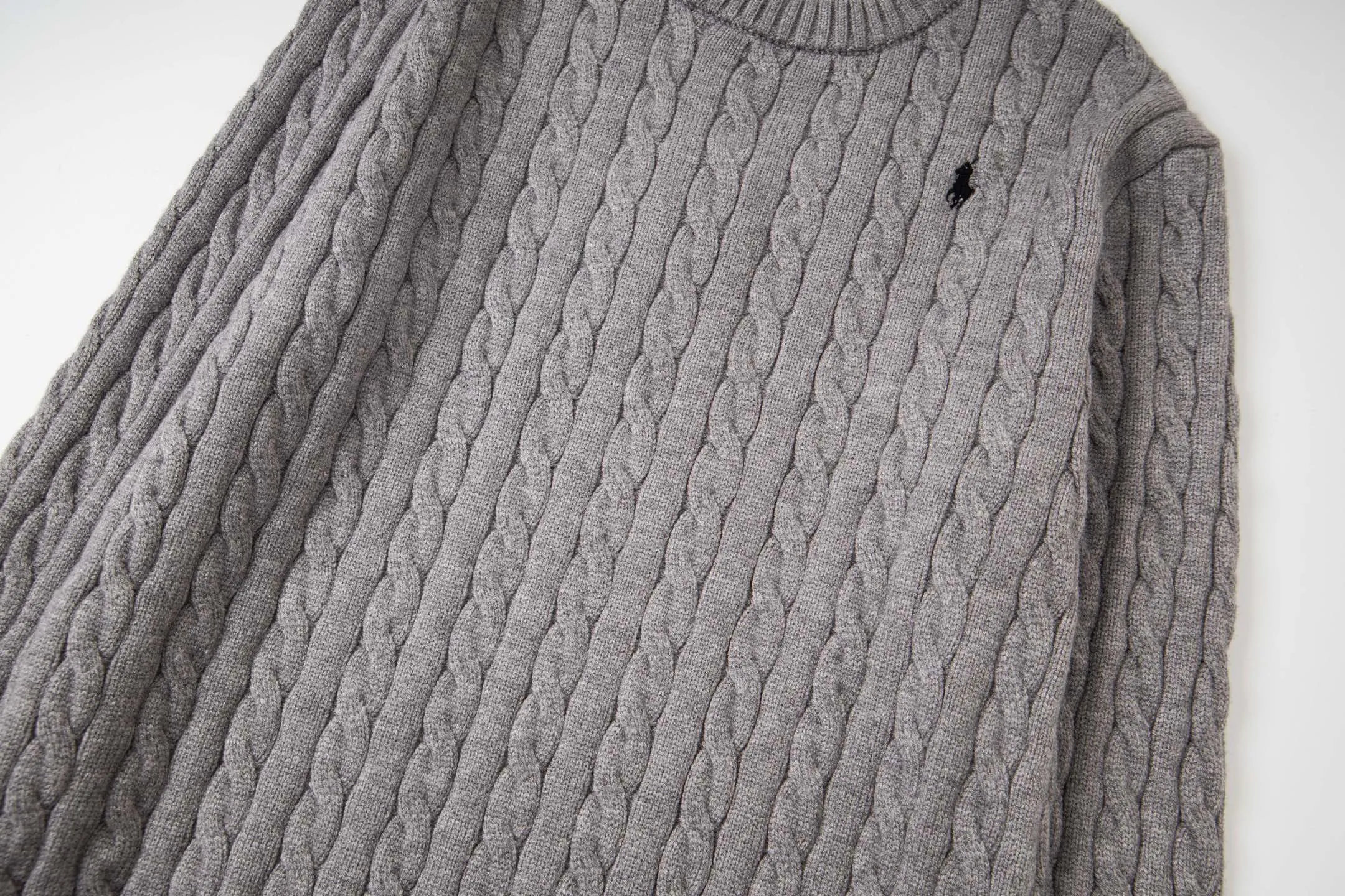 P210 model number: Y195 Ralph Lauren men's round neck sweater men's hemp flower original collar sweater. The version is really good-looking. It can be worn alone or as a jacket to be worn inside or outside. The upper body shows personal fashion charm. Four colors are available. The same style for men and women. A must-see item for new summer products. Tag, hanging grain, washed, packaging bag, full set of accessories. Very good appearance, super exquisite workmanship. Size: S-XL